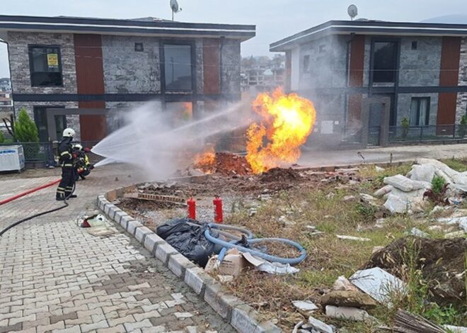 Kocaeli’de panik anları… İş makinesi doğal gaz borusunu deldi: Yangın çıktı